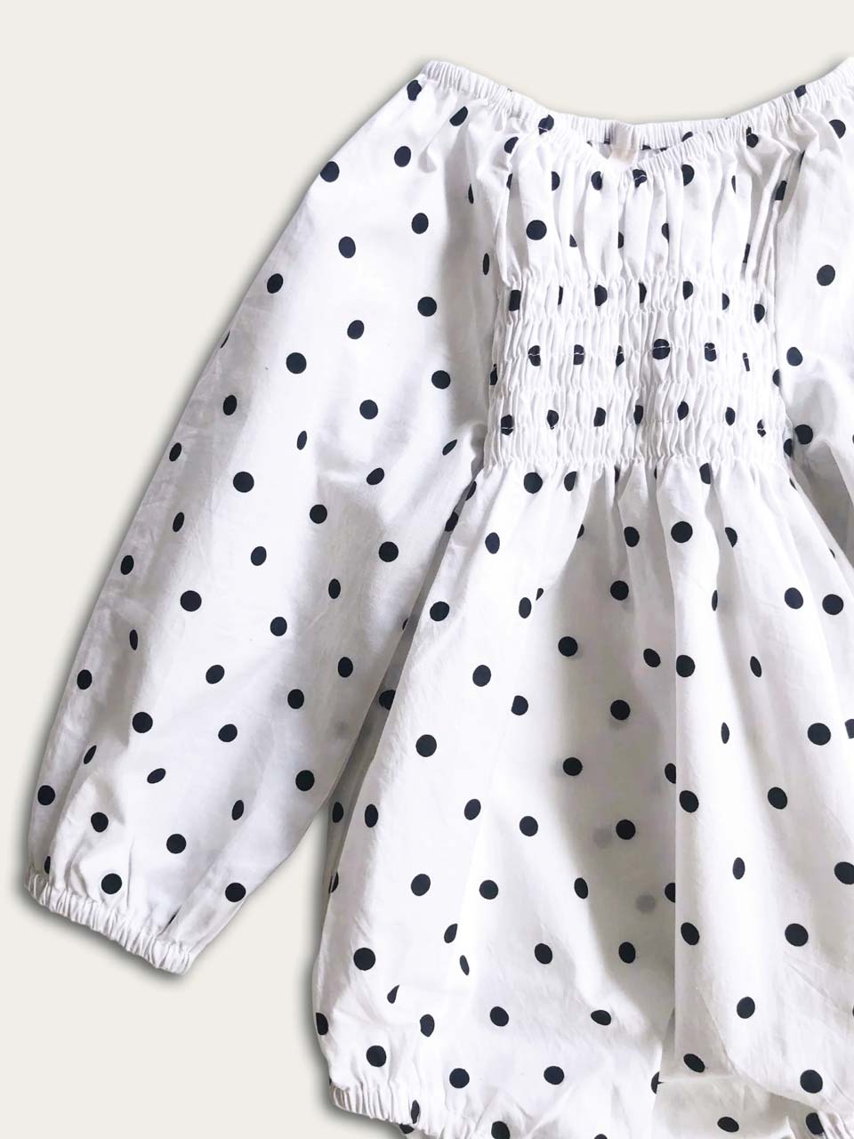 Romper smocked with long sleeves in polka dot arm