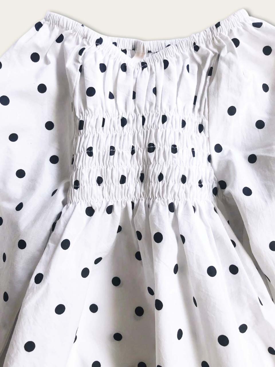 Romper smocked with long sleeves in polka dot neck line