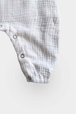 Baby jumpsuit sleeveless in white leg snaps