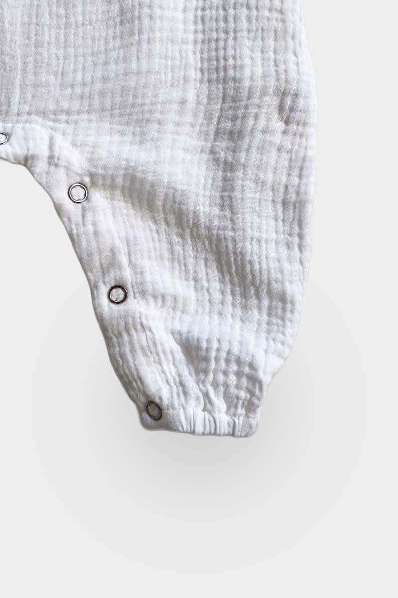 Baby jumpsuit sleeveless in white leg snaps