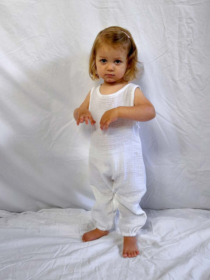 Baby jumpsuit sleeveless in white modelled front view