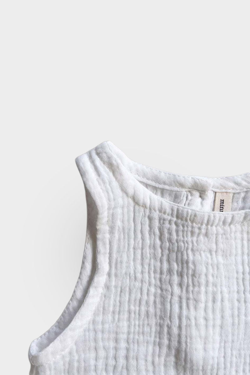 Baby jumpsuit sleeveless in white neck and arm line