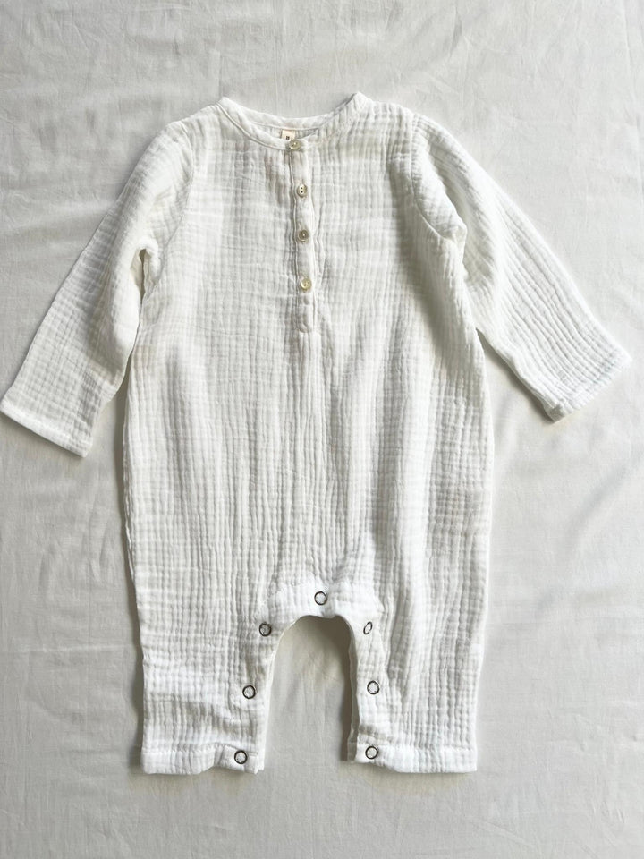 Baby jumpsuit with long sleeves in white front